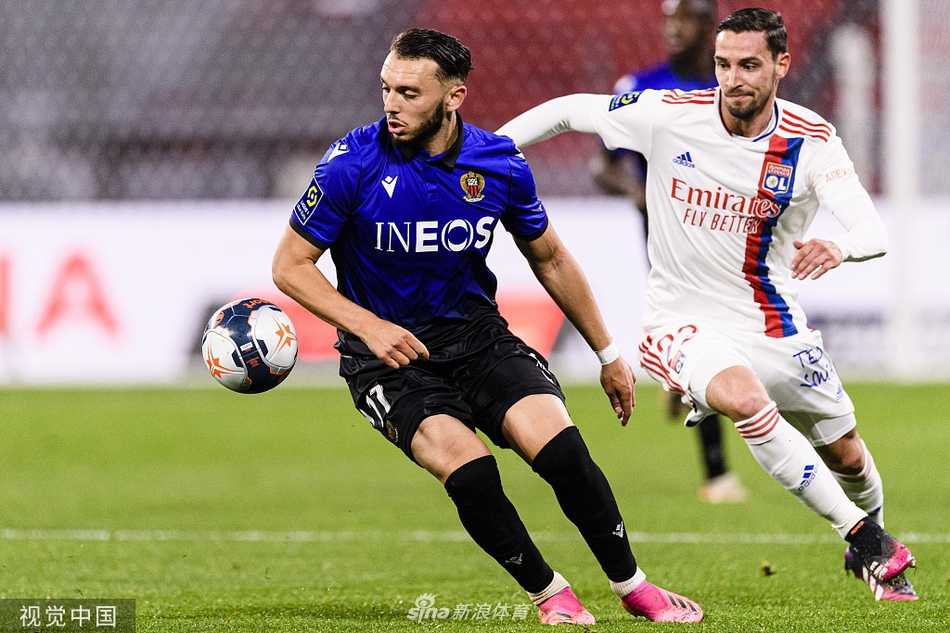 法甲收官战的悲喜之夜:里昂痛失好局,尼斯用胜利告别赛季 里昂核心德佩赛后神情落寞地低头致意,他身披的战袍依旧鲜艳,但叉腰的姿势透露出无尽的不甘与失望