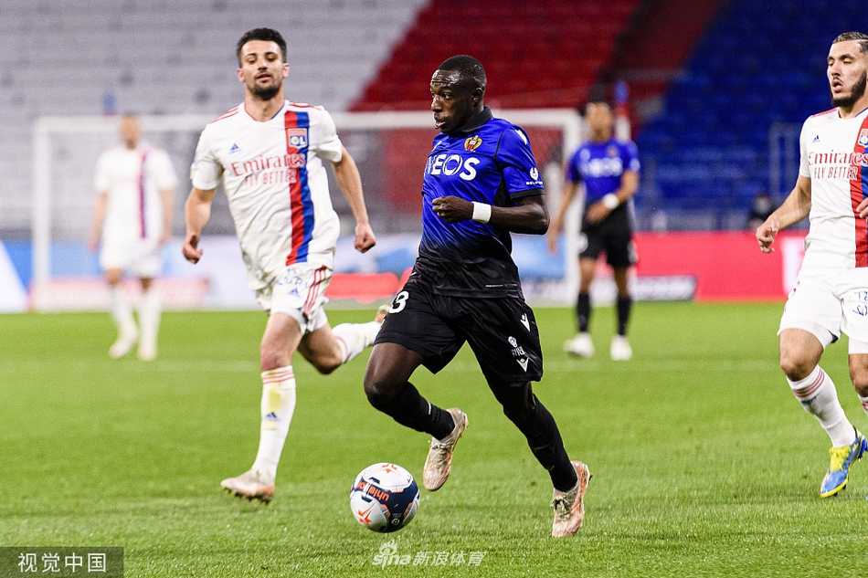 法甲收官战的悲喜之夜:里昂痛失好局,尼斯用胜利告别赛季 年轻的萨利巴在混乱的禁区中鱼跃冲顶,他的眼神紧紧锁定飞向球门的皮球,这一刻他成为尼斯的逆转英雄