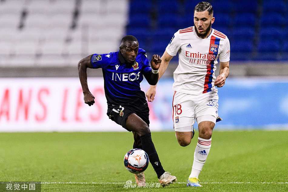 法甲收官战的悲喜之夜:里昂痛失好局,尼斯用胜利告别赛季 获胜的尼斯球员们相拥庆祝这场来之不易的客场胜利,灯光下的剪影与空荡的看台形成鲜明对比