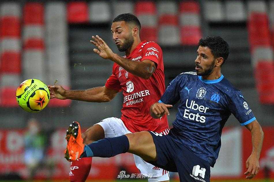 进球功臣卡莱塔-卡尔高高跃起头槌破门，与队友在角旗区激情庆祝这一关键进球