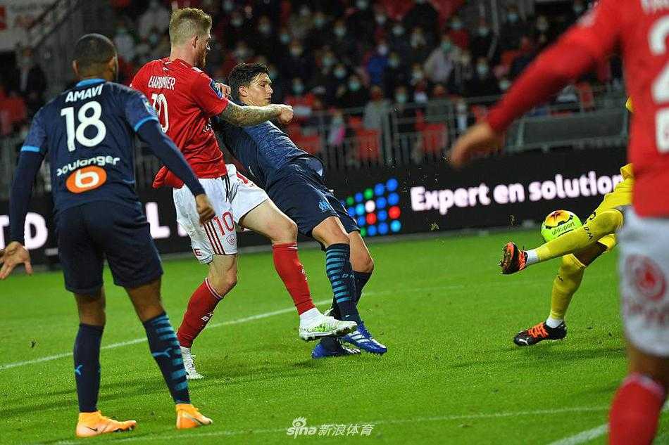 布雷斯特中场发动机费弗尔在混战中冷静推射，为主队扳回关键一球瞬间