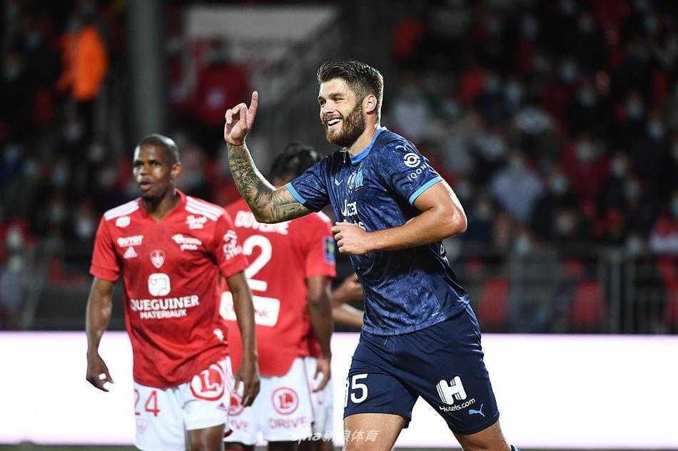 托万在比赛中展现出核心风范，面对两人包夹防守依然从容控球，眼神犀利寻找战机