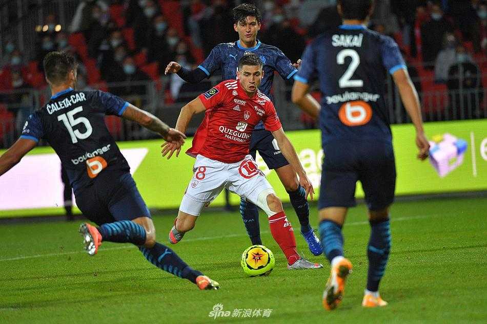 布雷斯特前锋沙博尼耶门前机敏捅射破门，进球后他抱起皮球跑向中圈，渴望再创奇迹