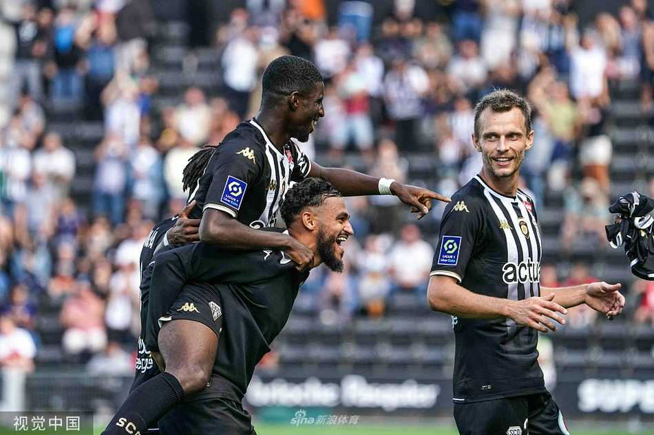 昂热前锋鲍法尔在进球后张开双臂激情奔跑庆祝，身后是沮丧的雷恩门将和防守球员，整个球场的激情仿佛在这一刻被点燃