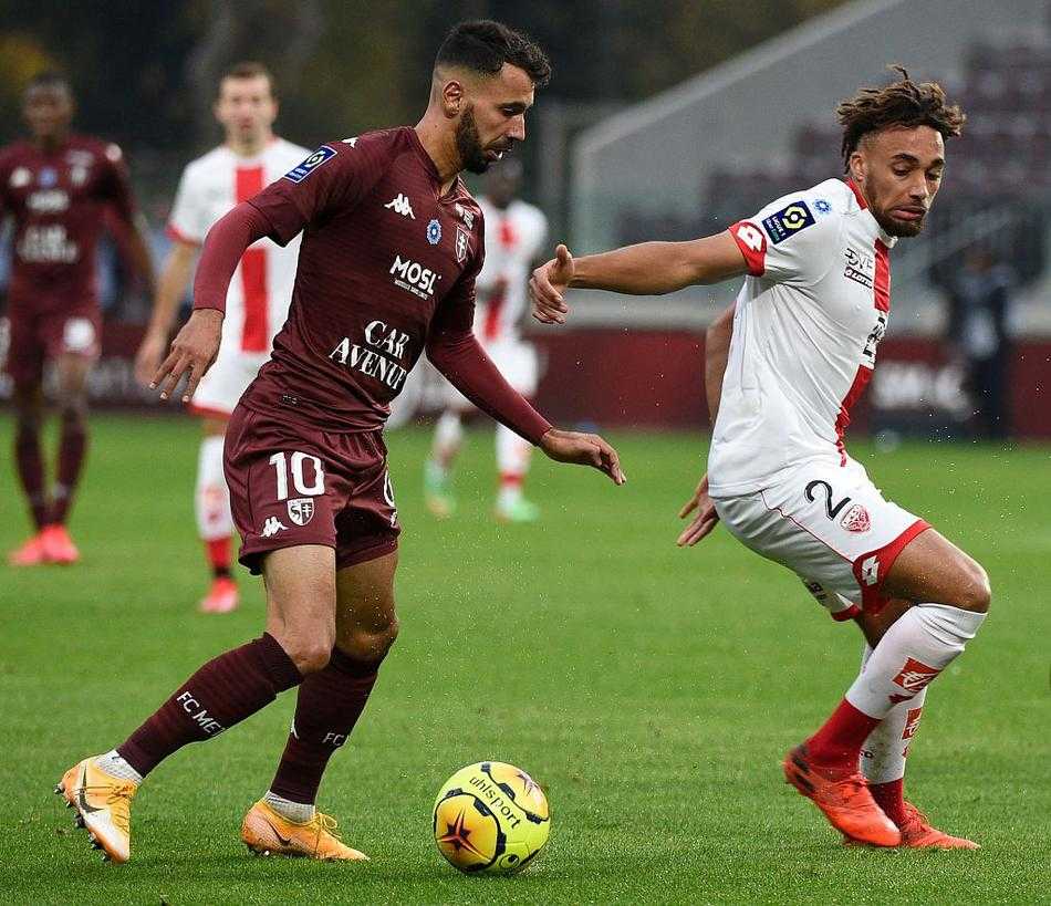 进球功臣亚德与盖伊忘情庆祝，梅斯青春风暴瞬间点燃主场激情