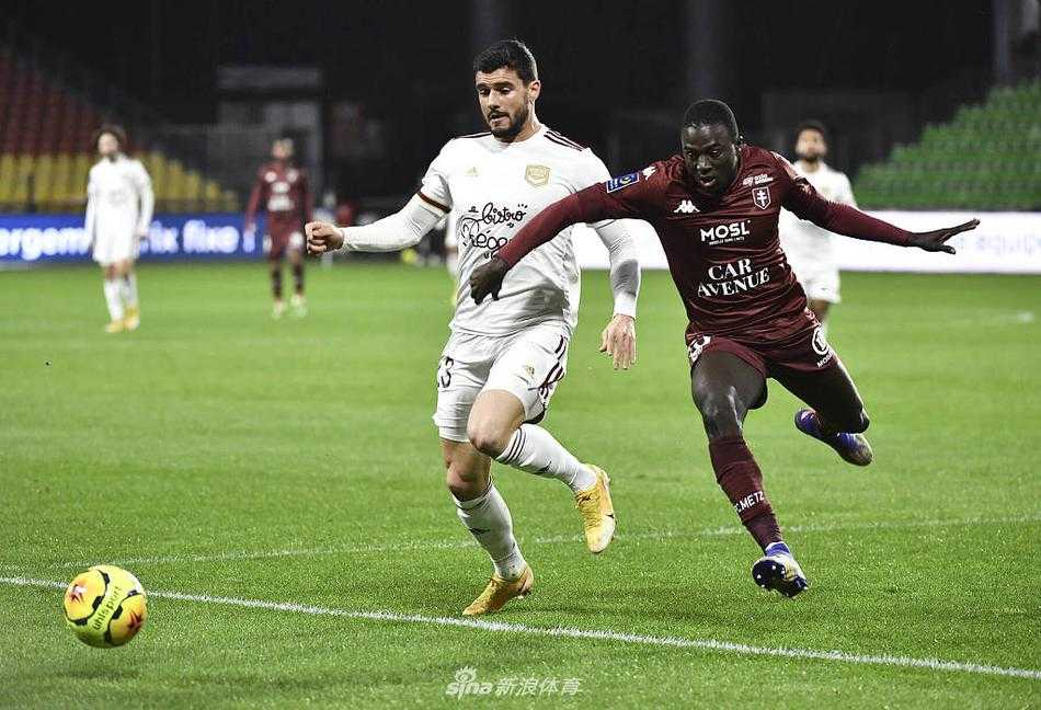 梅斯与波尔多的球员在终场哨响后，友好地交换球衣并相互致意，虽然比赛以平局告终，但双方球员的拼搏精神赢得了彼此的尊重。