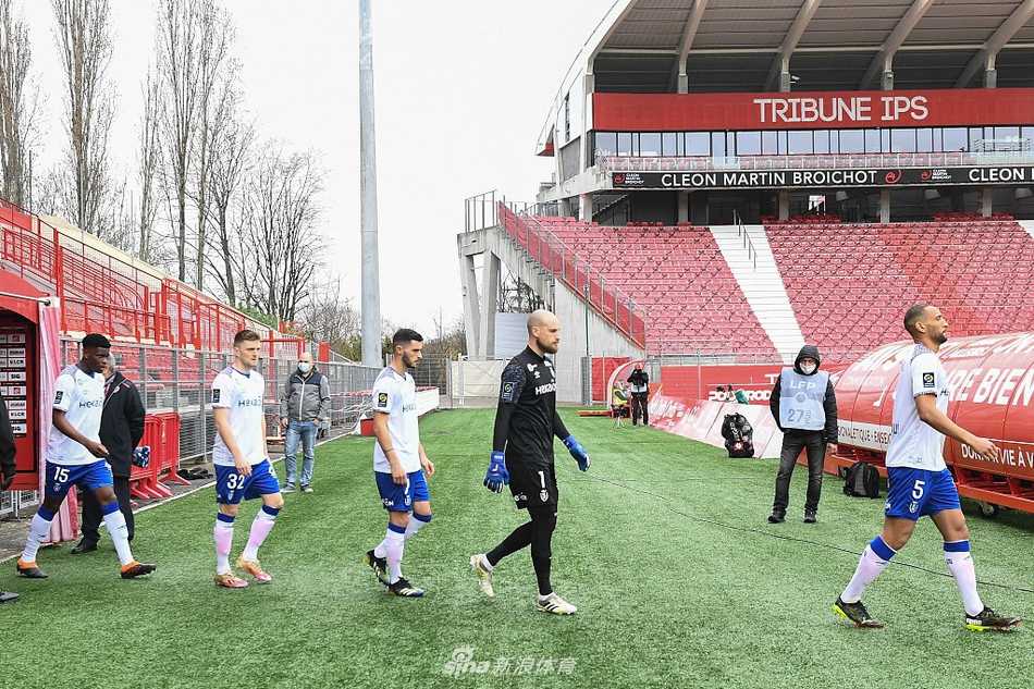 兰斯队的门将拉伊科维奇化身叹息之墙，将第戎队势在必进的射门拒之门外，是球队客场全取三分的最大功臣之一。