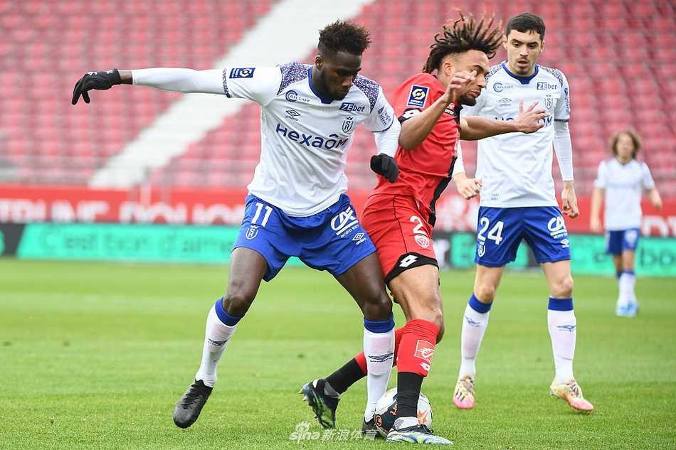 在漫天硝烟与闪关灯中，双方球员神情肃穆地步入球场，大战一触即发的紧张感几乎要溢出屏幕。