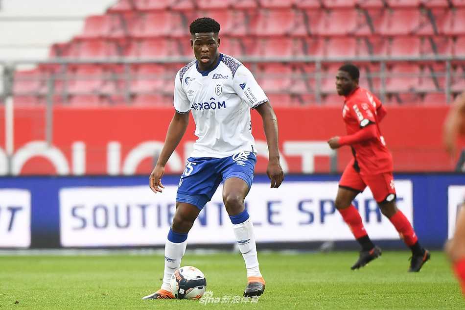 进球功臣布莱耶·迪亚被兴奋的队友们团团围住，他的关键进球让兰斯队看到了客场取胜的曙光。