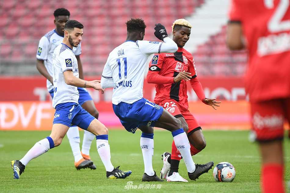 主裁判的终场哨音如同一纸判书，第戎球员难掩失落，与欢庆胜利的兰斯队员形成鲜明对比。