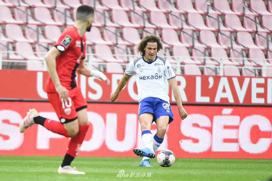 夜色中，远征的兰斯球迷挥舞旗帜，他们的呐喊声伴随球队在客场艰难地拿下了这场关键的胜利。