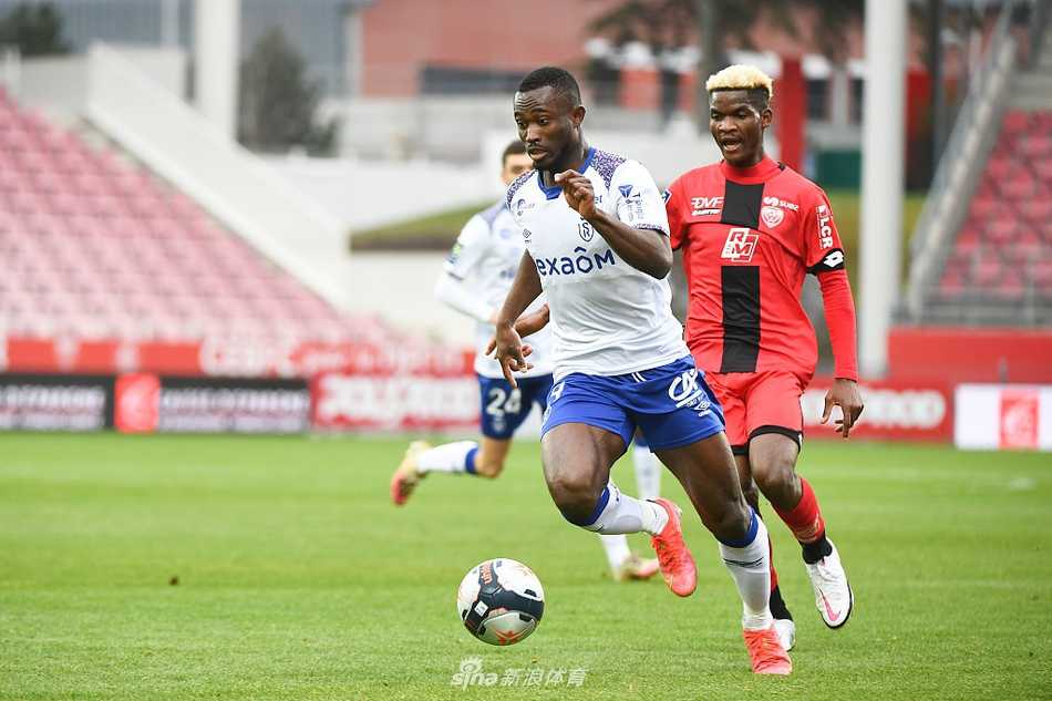 空荡的看台上，一面巨大的第戎队旗静静垂落，仿佛在诉说着主队未能守住家园荣耀的遗憾与不甘。