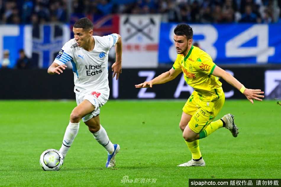 帕耶任意球破门瞬间，皮球如出膛炮弹般飞越人墙直挂死角，门将虽奋力扑救仍徒劳无功