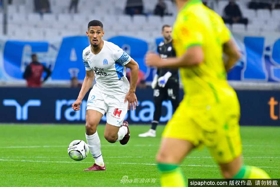 终场哨响后马赛全队围成一圈激情庆祝，绿茵场上空璀璨的灯光照亮了每位球员汗水晶莹的脸庞