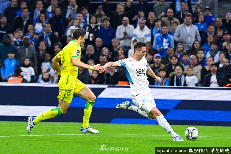 哈里特进球后与队友相拥庆祝，维洛德罗姆球场看台上成千上万的手臂如麦浪般挥舞