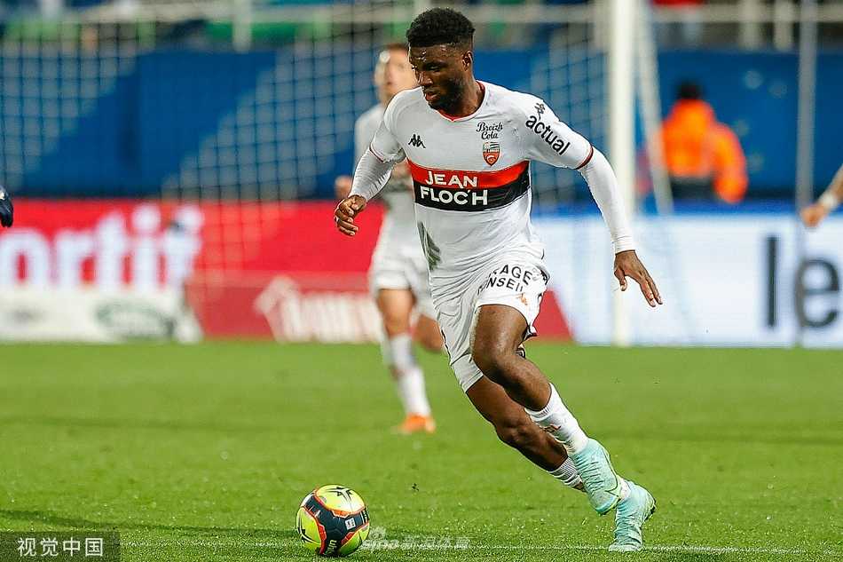 进球功臣里帕特在禁区内冷静推射远角破门后，张开双臂奋力奔跑庆祝，身后是同样激动跑来祝贺的队友丁戈梅和夸梅