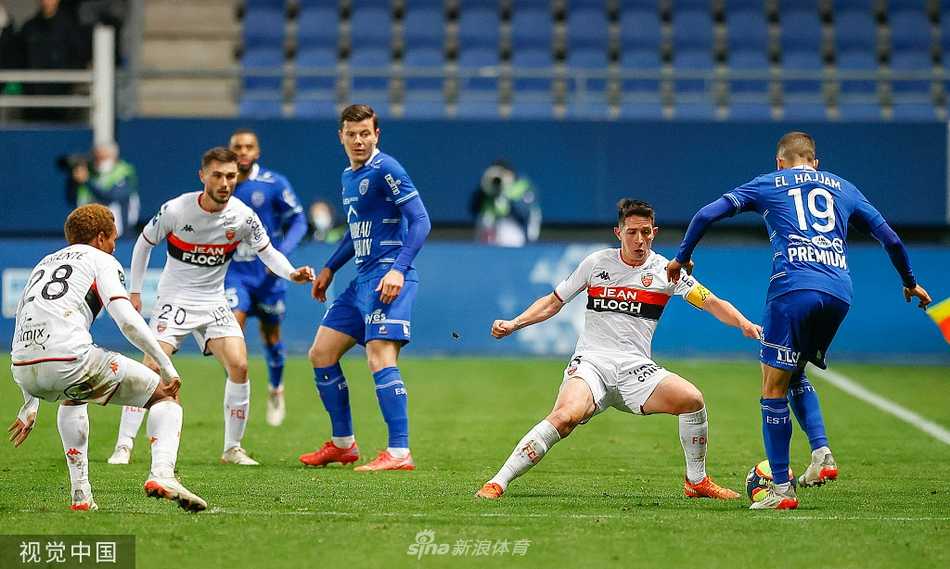 夸梅在禁区弧顶起左脚远射，皮球划出一道美妙的弧线直奔球门死角，对方门将虽全力伸展身体侧扑，却仍未能触及皮球