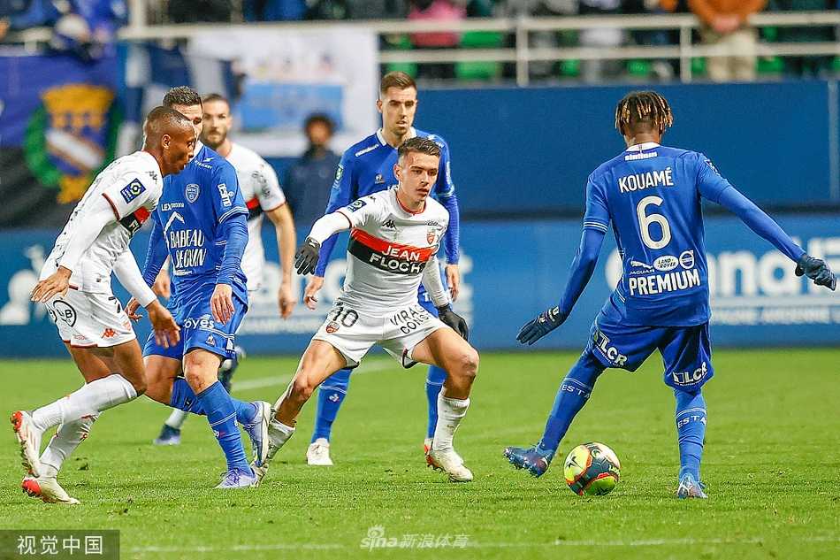 特鲁瓦中场悍将塔迪乌在拼抢中展现出强悍一面，他卡住身位，用身体将洛里昂的进攻球员倚在身后，稳稳地将球护送出边线