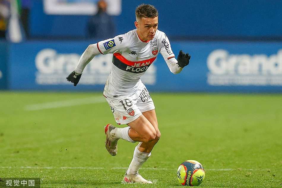 在冬夜的寒风中，特鲁瓦球员们肩并肩围成一圈，他们相互鼓劲，庆祝这场来之不易的胜利，看台上是挥舞着围巾久久不愿离去的狂热球迷