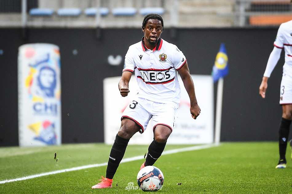 洛里昂球员维萨在进球后张开双臂，肆意奔跑在草坪上庆祝，脸上的表情写满了激情与释放，队友们正从后方赶来，试图与他一同分享这粒金子般扳平进球的喜悦。