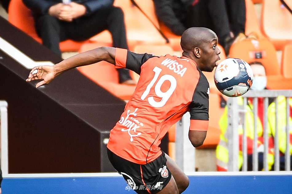 尼斯前锋茂利达在禁区内停球瞬间，他牢牢将防守球员倚在身后，眼神坚定地望向球门方向，寻找着射门的机会，周围绿草如茵，双方球员位置交错，气氛紧张。