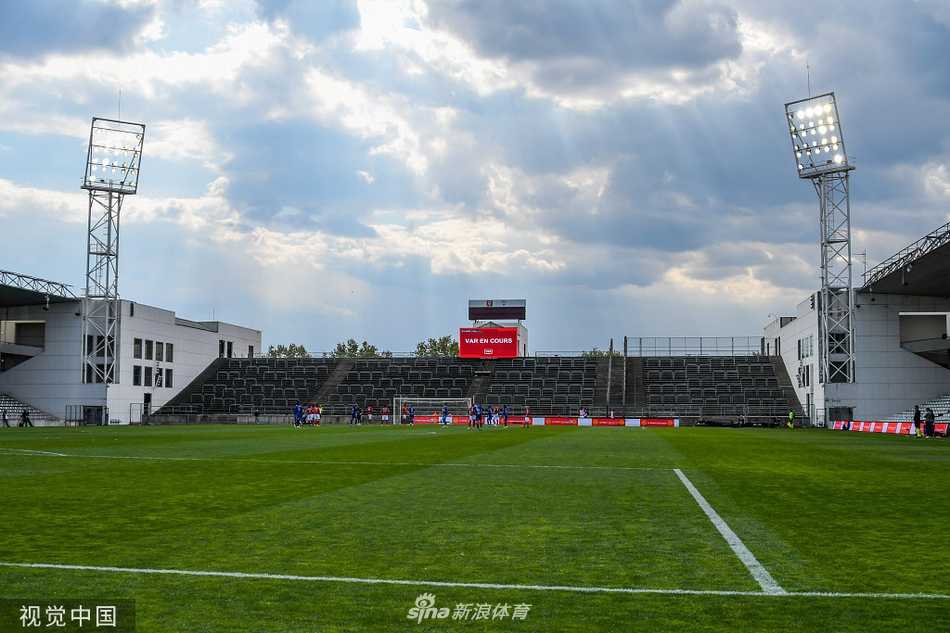 斯特拉斯堡队球员们围成一圈，聆听教练的战术部署。队长利纳尔握紧拳头，仿佛在为即将到来的下半场积蓄着全部的力量。