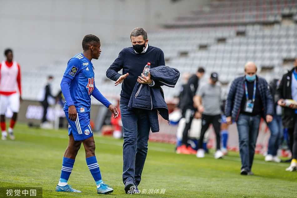 进球后的雷诺·里帕特张开双臂，在科斯蒂耶球场的聚光灯下尽情狂奔，他脸上的表情是宣泄，是压力释放后的狂喜，队友们也纷纷向他冲来。