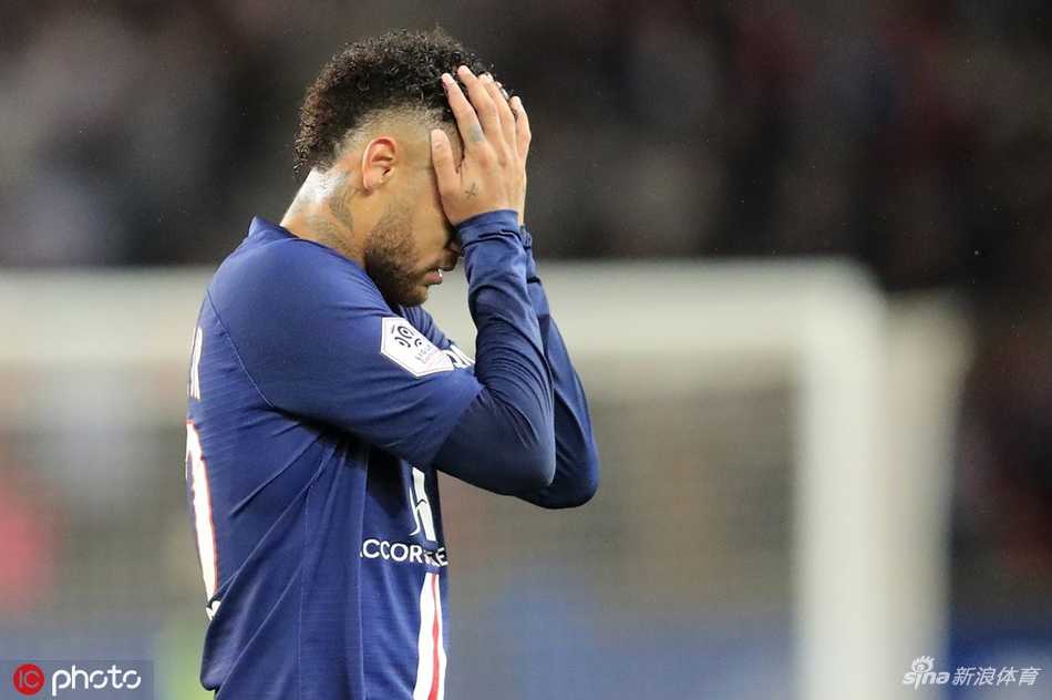 王子公园球场记分牌上刺眼的0-2，如同暗夜里的惊叹号，宣告着巴黎圣日耳曼这个不平淡的夜晚。