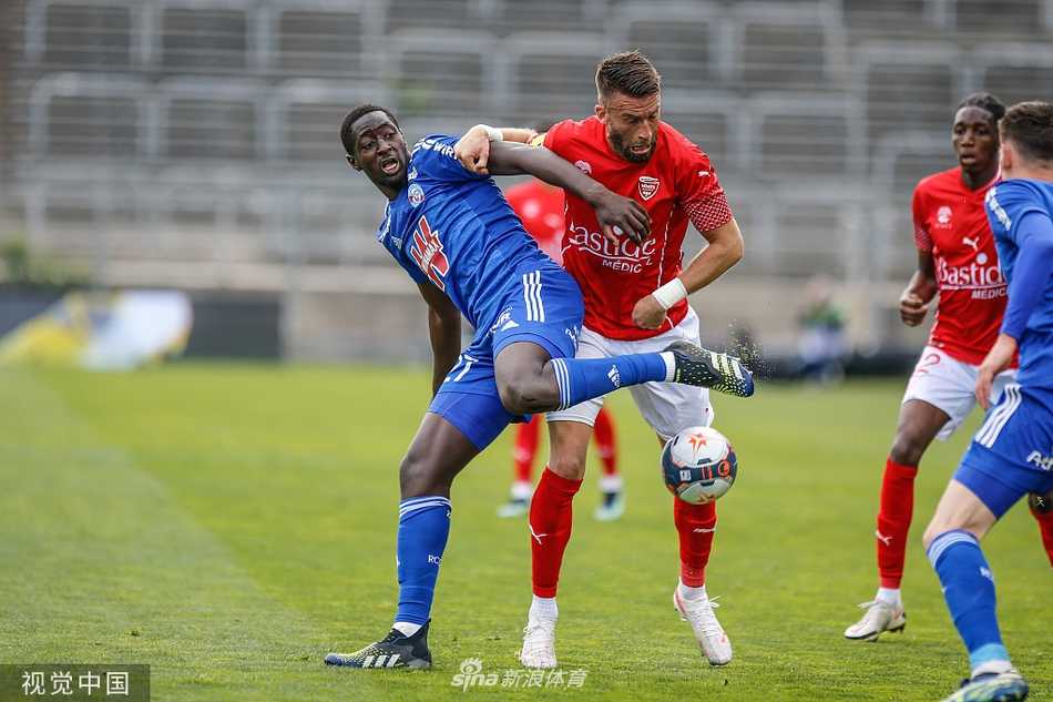 打入绝平进球的迪米特里·利纳尔被狂喜的队友们团团围住，这一刻，他们证明了自己不屈的斗志，这粒金子般的进球是他们永不放弃的最好回报。