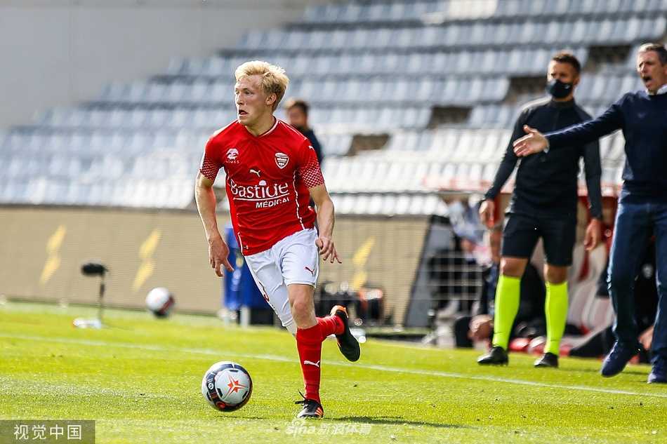 斯特拉斯堡主帅蒂埃里·劳雷在场边激动地指挥着战斗，他不断用夸张的手势和呐喊为场上少一人作战的弟子们注入信念与能量。