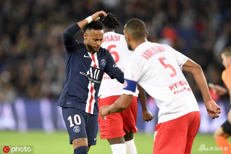 进球功臣卡马拉振臂高呼，他的身边是蜂拥而至的队友，这一瞬间，他们仿佛撼动了整个王子公园。