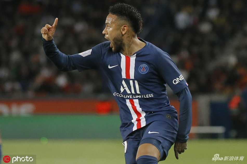 迪亚的压哨进球如利剑穿心，他狂奔庆祝的背后，是巴黎球员和全场观众难以置信的沉默与错愕。