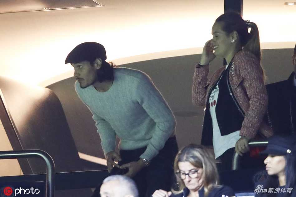 夜幕下的王子公园球场外景，霓虹灯牌上的队徽依旧闪亮，但球场内刚刚结束的那场战斗，留给这里的是无尽的思考与回味。