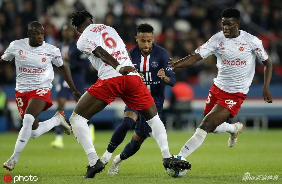 落败后的内马尔神情落寞，双手叉腰望着远方，他脚下的皮球仿佛也诉说着这个夜晚的无力与不甘。