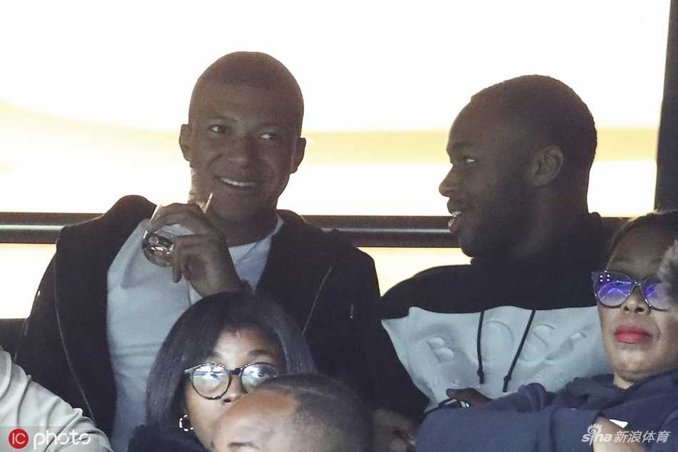 兰斯全队将士簇拥在一起，忘情庆祝这场历史性的胜利，他们的笑容与看台上客队球迷的欢呼遥相呼应。