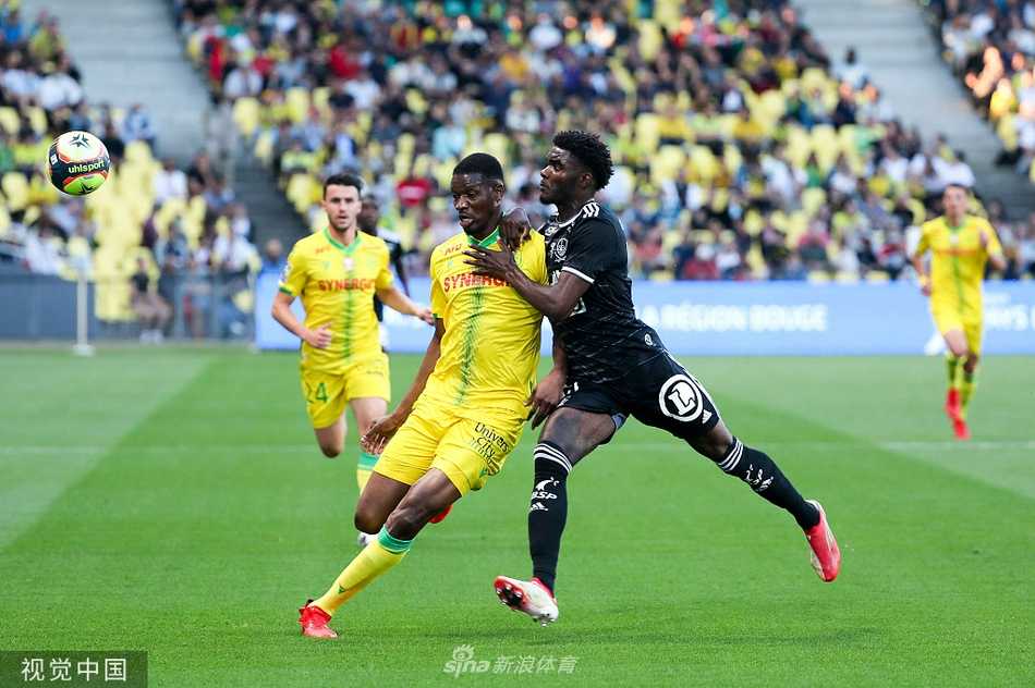 南特队球员齐里维拉在进球后激情奔跑庆祝，他身后是紧追不舍的队友，远处看台上球迷们挥舞着手臂，共同庆祝这扩大比分的一刻。