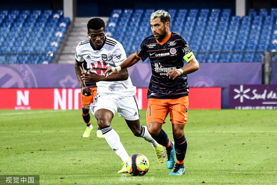 蒙彼利埃前锋瓦莱里-热尔曼在进球后振臂高呼，队友们纷纷围拢过来，脸上洋溢着开场闪击后的喜悦与激情，背景是灯光璀璨的球场和看台上沸腾的球迷。