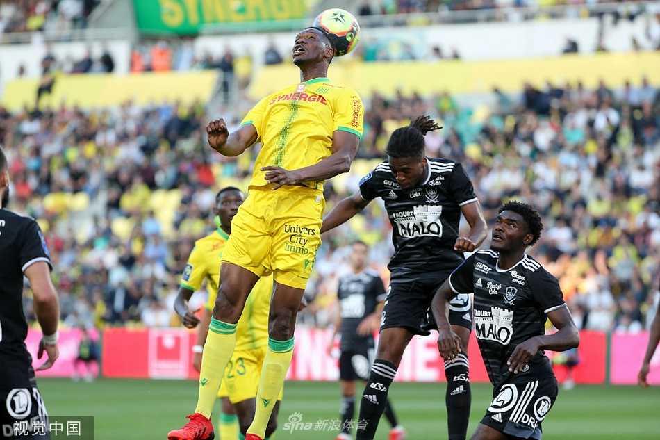 比赛终场哨响后，南特队球员们相互致意并感谢现场球迷，他们脸上洋溢着胜利的喜悦，而布雷斯特球员则神情落寞地离场，形成鲜明对比。