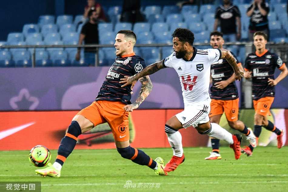 波尔多前锋黄义助在打入扳平一球后激情滑跪庆祝，他身后的草皮被划出两道深深的痕迹，队友们正朝他飞奔而来，整个画面充满了逆转比分的霸气与张力。