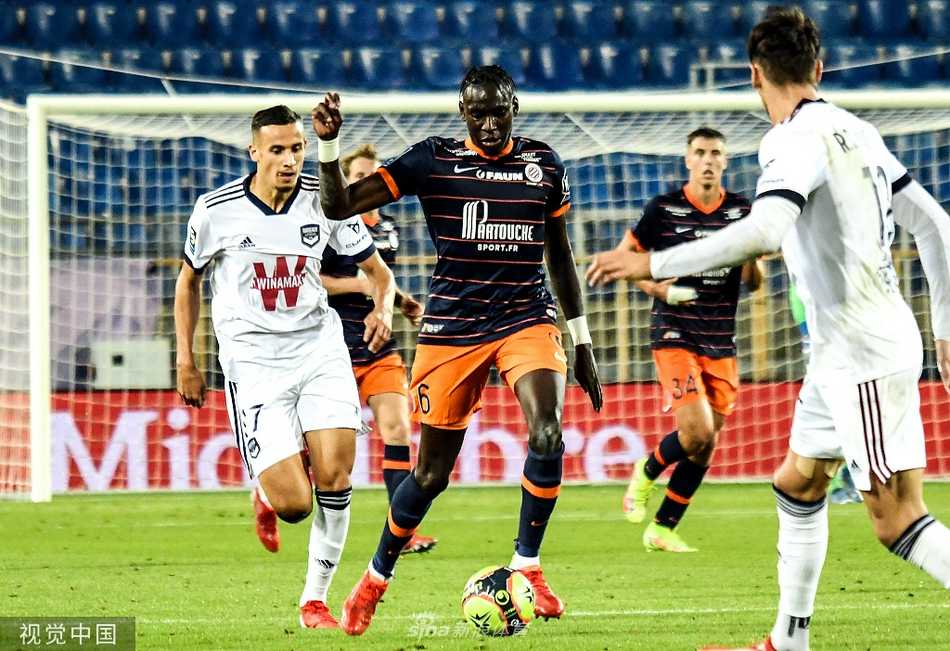 波尔多球员卡卢在比赛尾声打进绝平进球后，激动地脱下球衣疯狂庆祝，队友们将他紧紧簇拥在中间，这一刻，客队球员们的激情与看台上少数客队球迷的欢呼遥相呼应。