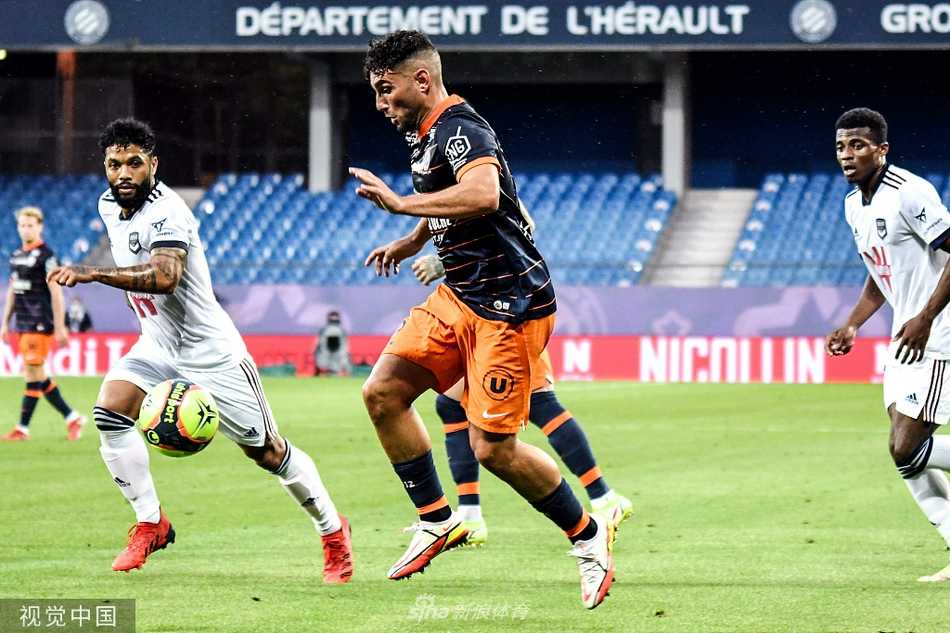 蒙彼利埃球员莫莱在打进反超比分的关键一球后，兴奋地张开双臂狂奔向角旗区，他的眼神中透露着坚毅，身后的主场球迷看台掀起了人浪，庆祝这来之不易的领先。