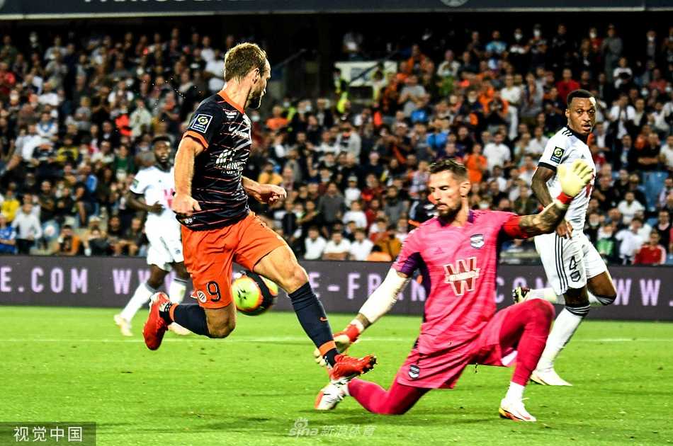 比赛结束后，双方球员的心情形成鲜明对比。进球的蒙彼利埃球员没有太多喜悦，他低头沉思，而波尔多的球员则在一旁神情落寞，身后的巨大比分牌3-3默默地诉说着这场一波三折的鏖战。