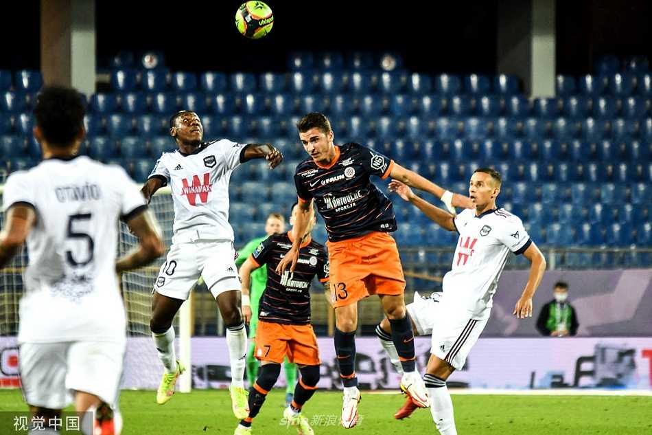 赛场上出现了激烈的一幕，双方多名球员在禁区内为了争夺球权纠缠在一起，有人倒地，有人拼抢，裁判的哨声随时可能响起，空气中弥漫着浓烈的火药味。