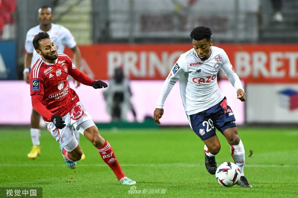 比赛结束后，球员们神情各异，有的相互握手致意，有的低头走向场边，空旷的草坪映照着比分牌的零比零，留下无尽的思考。