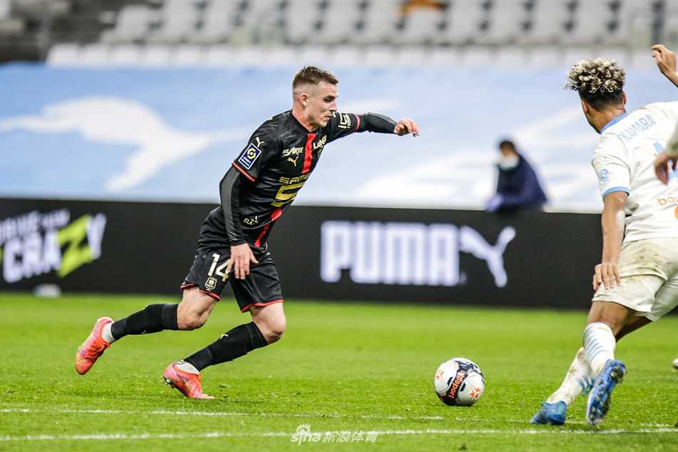 韦洛德罗姆球场的璀璨灯火下，马赛将士们身披蓝色战袍在雨战前合影，眼神中充满了对胜利的渴望。