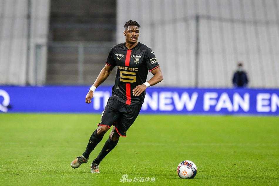 进球后的屈桑斯被队友们紧紧围住，大家抱成一团，场边的替补席也激动地挥舞着毛巾，共同庆祝这来之不易的绝杀进球。