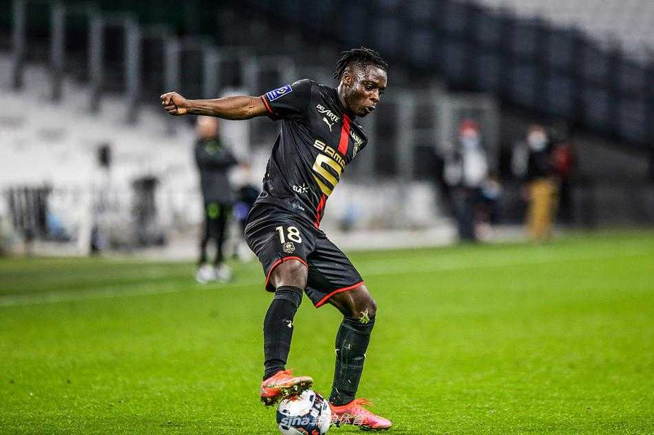 进球功臣屈桑斯在完成绝杀后激情滑跪，双手握拳仰天长啸，球衣上沾满的草屑是他这场比赛拼搏最好的勋章。