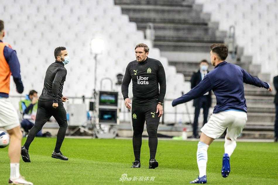 雷恩中场核心卡马文加在重压之下与马赛球员展开激烈拼抢，年轻的脸庞上写满了坚毅，脚下的泥泞见证着这场硬仗的强度。