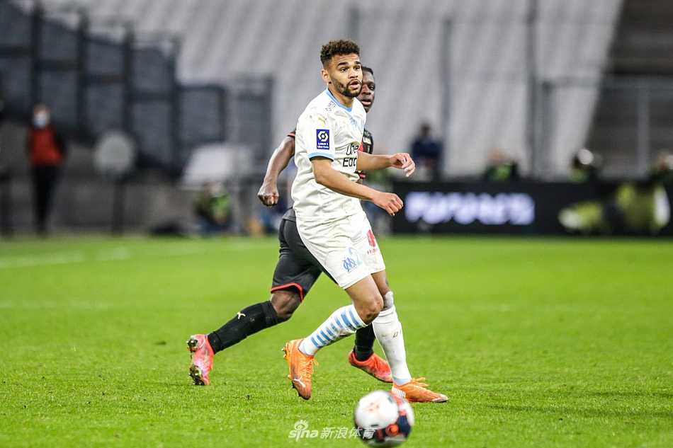 马赛老将帕耶在比赛中主罚任意球，他神情专注，目光如炬，脚下的皮球承载着主场球迷逆转比赛的殷切期望。