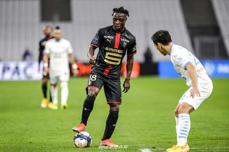 全场比赛结束，马赛门将曼丹达高举双臂握拳怒吼，身后的球门在雨夜中显得格外稳固，他用出色的表现力保球门不失。